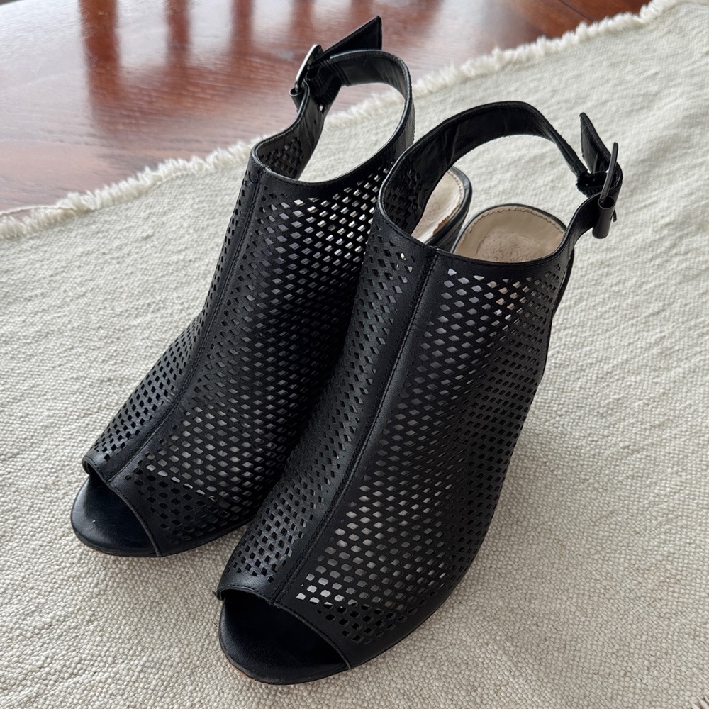 Steve Madden Black Perforated Slingback Peep-Toe Heels size 8 in good shape !